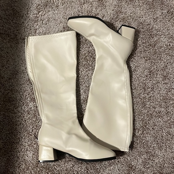Cream knee height boots. Size 7.5 - Picture 3 of 3
